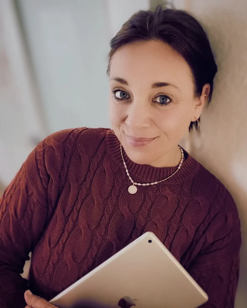 Bild Tine Sattler dunkelroter Pullover Laptop in der Hand