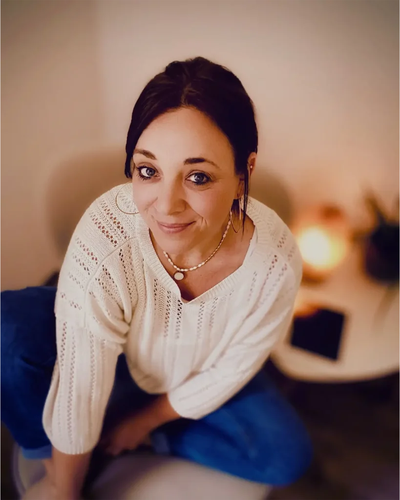 Tine Sattler Bild beige Pullover Block in die Kamera